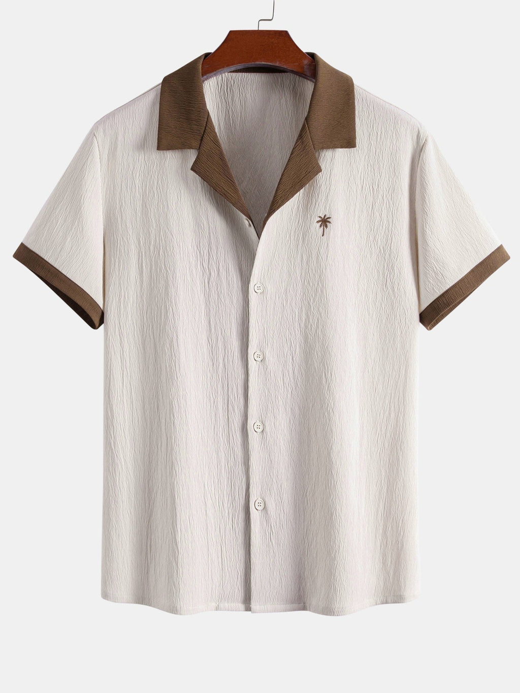 Camisa arrugada con bordado de palmeras en contraste y pantalones rectos con textura arrugada
