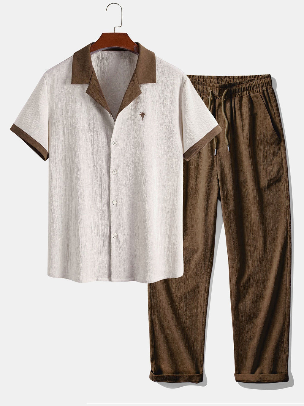 Camisa arrugada con bordado de palmeras en contraste y pantalones rectos con textura arrugada