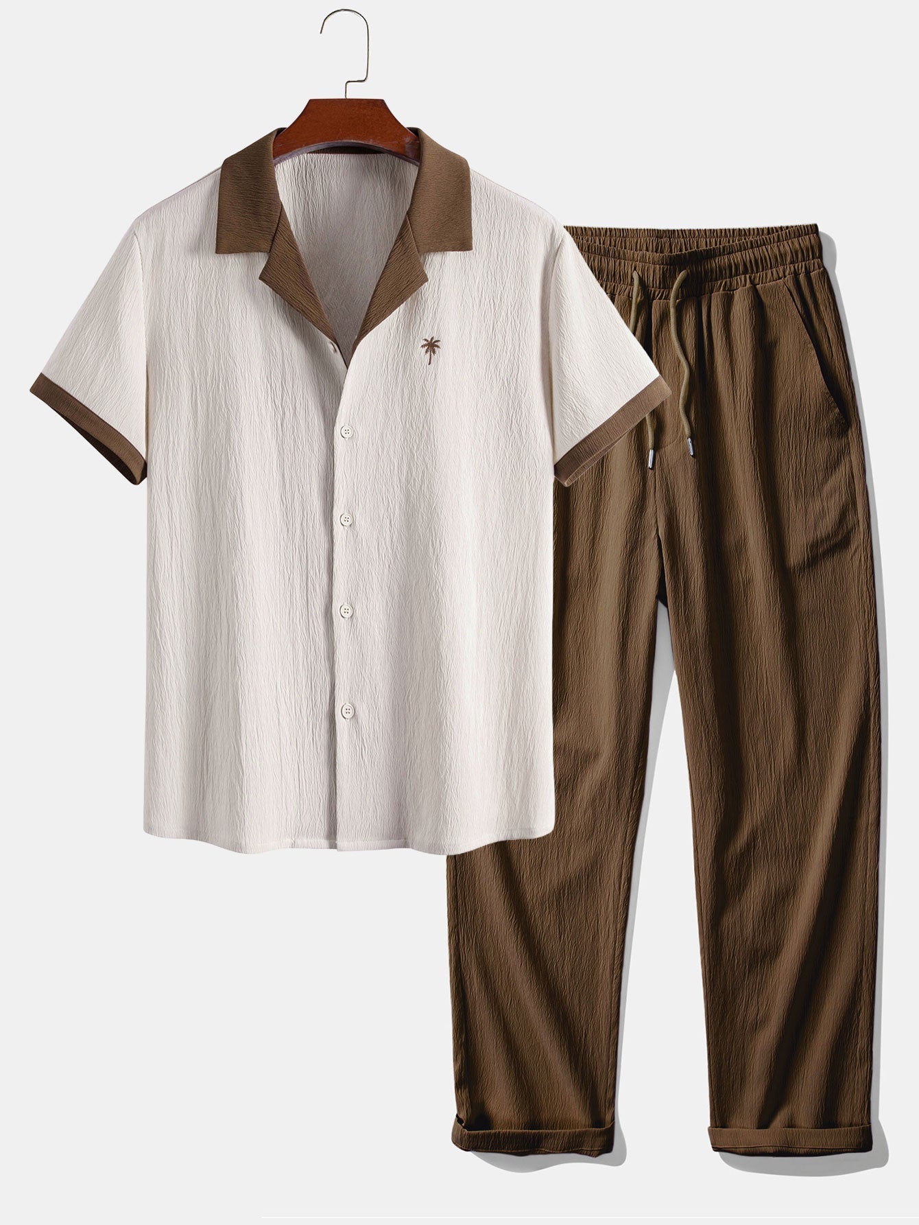 Camisa arrugada con bordado de palmeras en contraste y pantalones rectos con textura arrugada