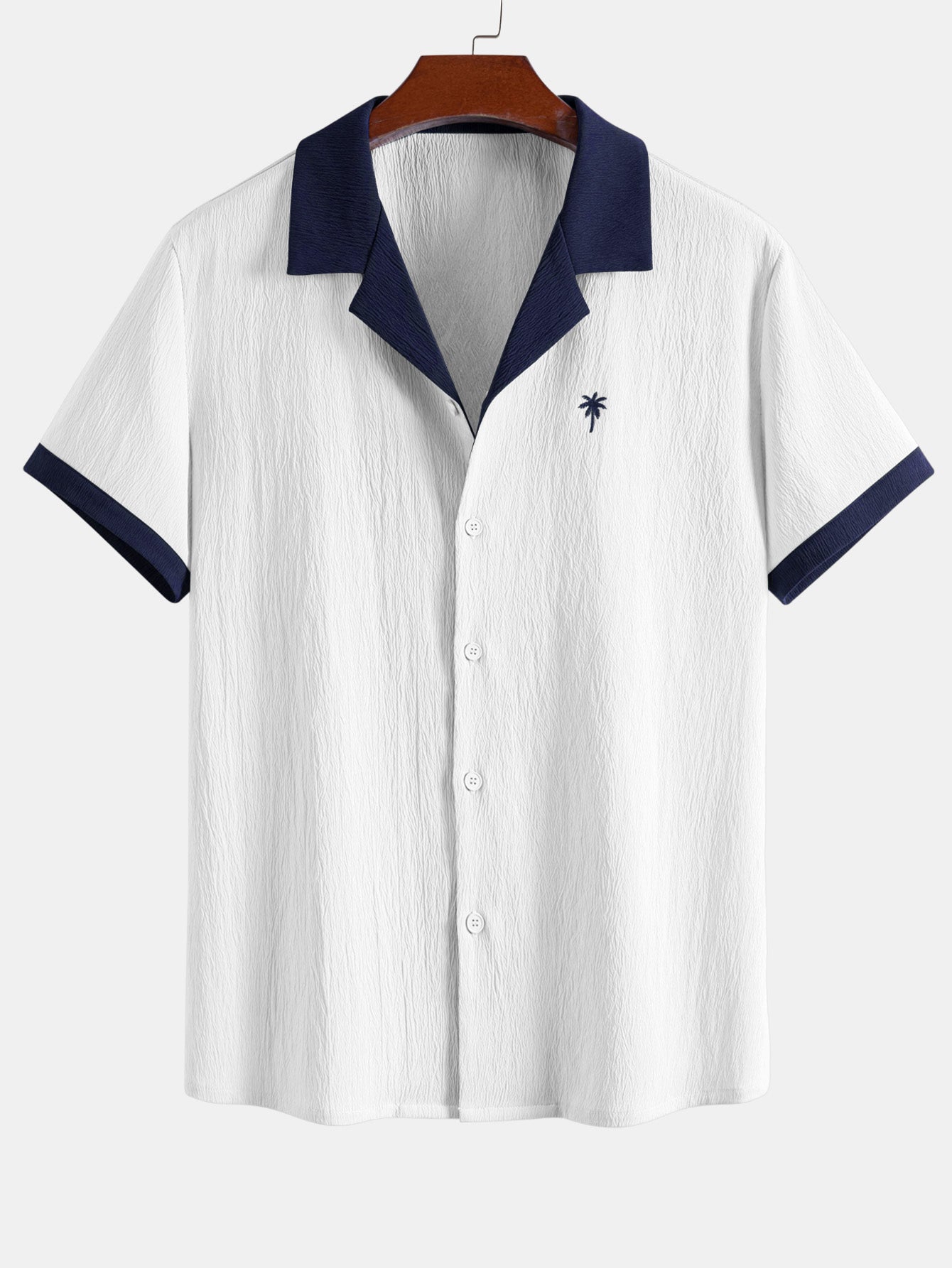 Camisa arrugada con bordado de palmeras en contraste y pantalones rectos con textura arrugada
