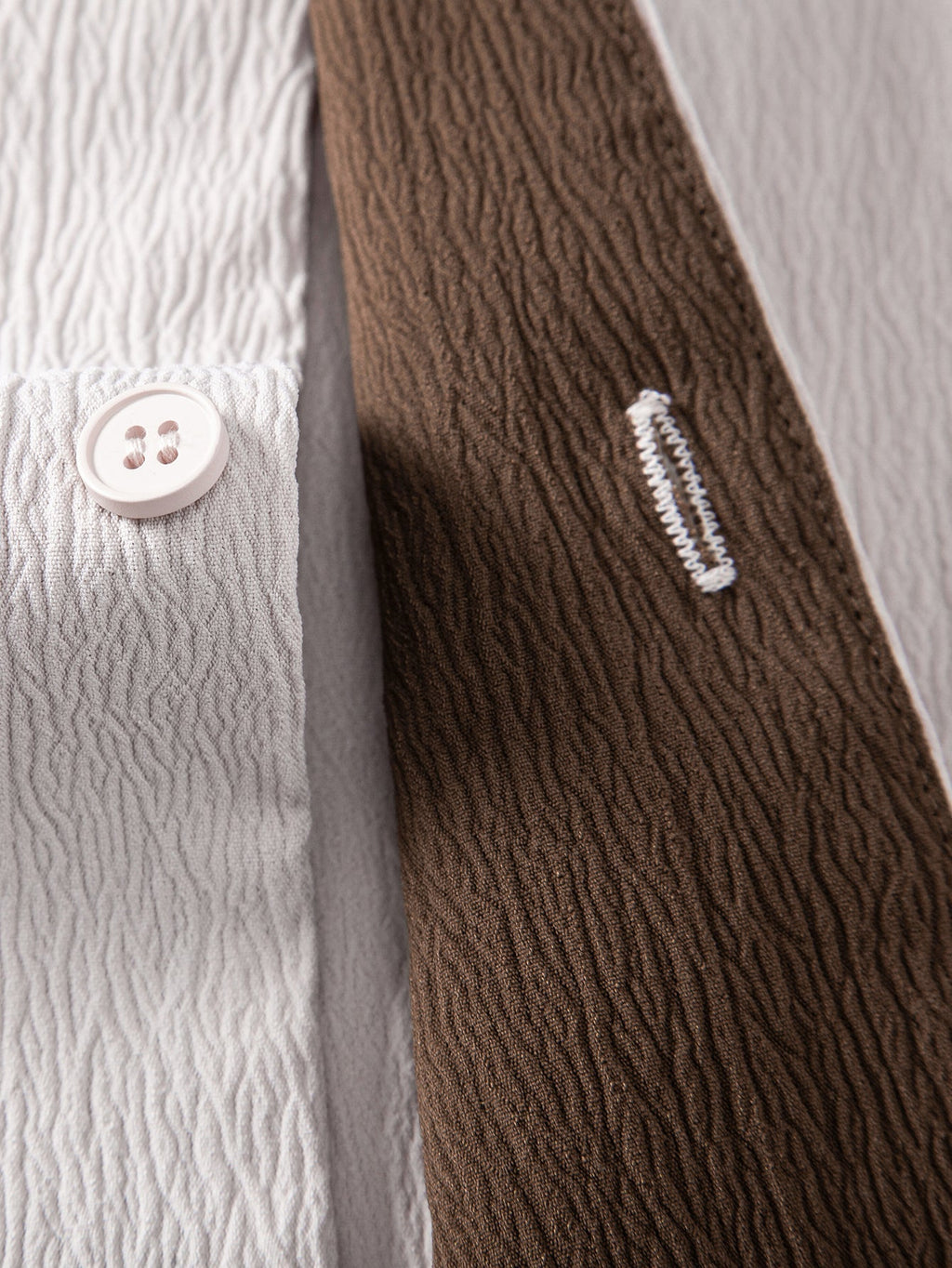 Camisa arrugada con bordado de palmeras en contraste y pantalones rectos con textura arrugada