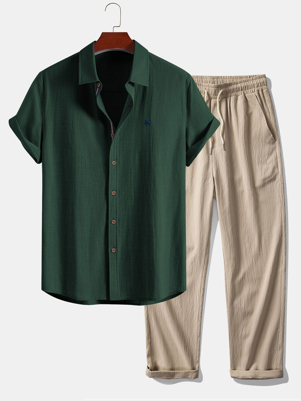 Camisa de manga corta con botones y efecto lino, y pantalones rectos con textura arrugada