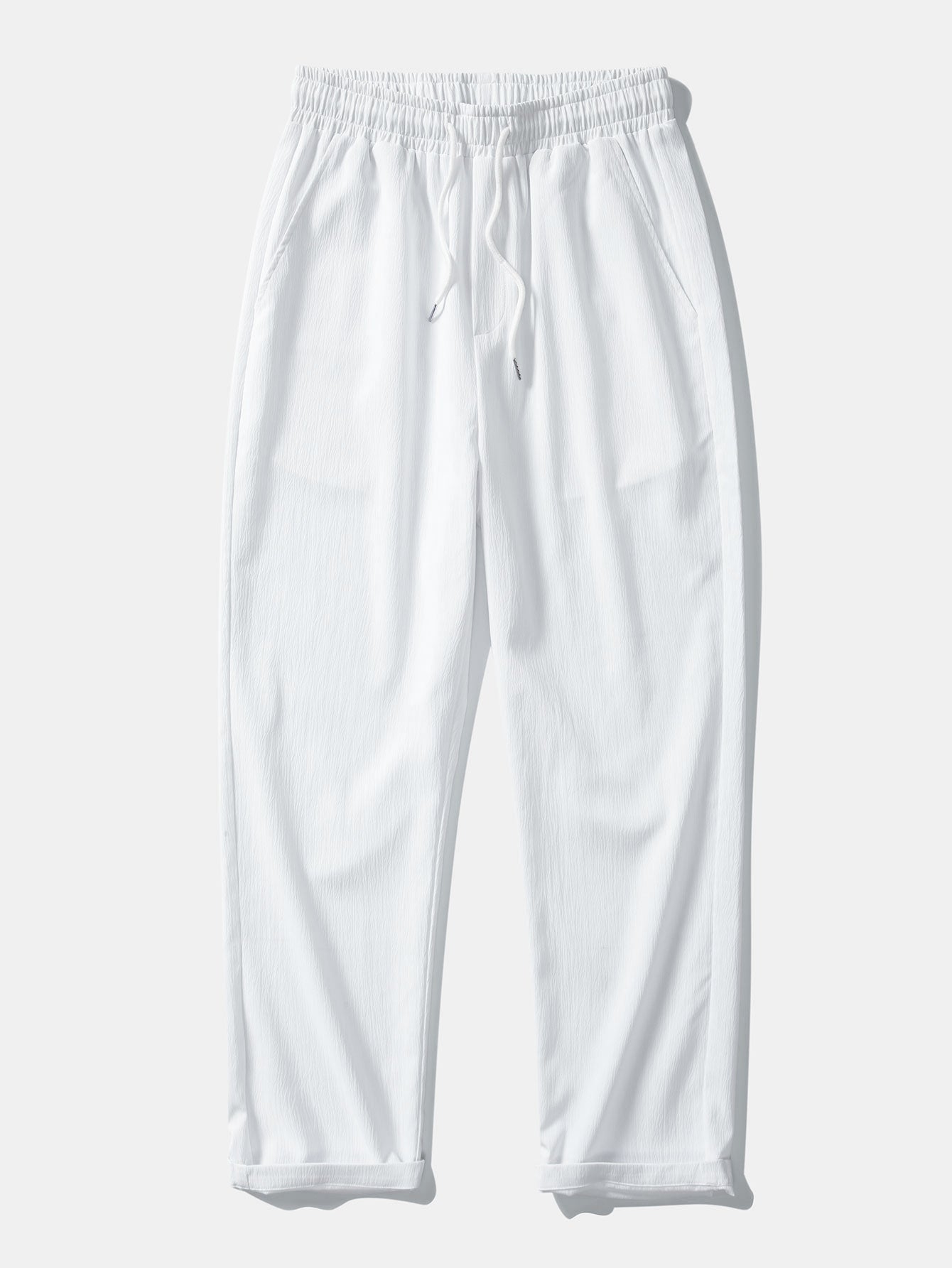 Camisa de manga corta con botones y efecto lino, y pantalones rectos con textura arrugada