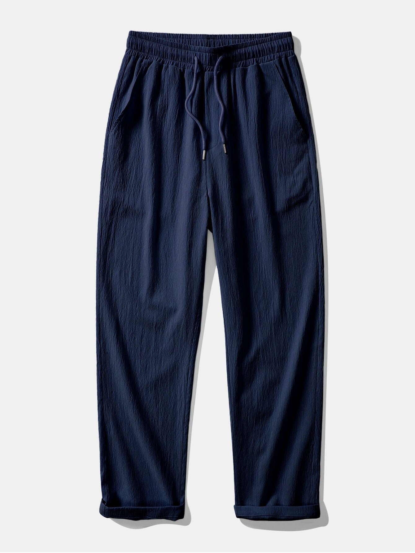 Camisa arrugada con bordado de palmeras en contraste y pantalones rectos con textura arrugada