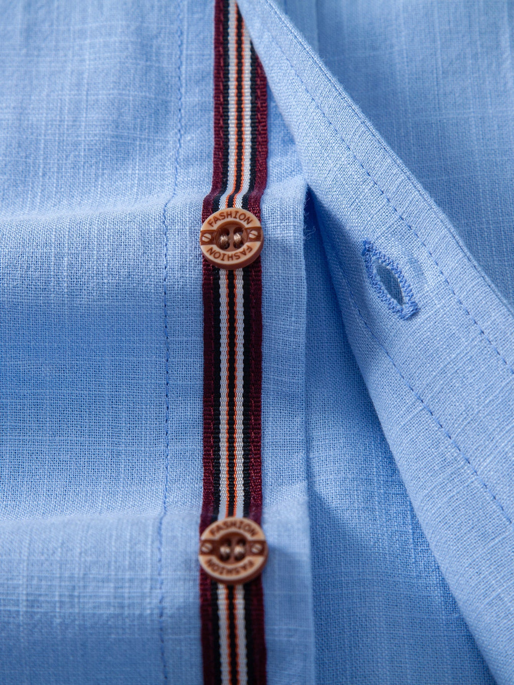 Camisa de manga corta con botones y efecto lino, y pantalones rectos con textura arrugada