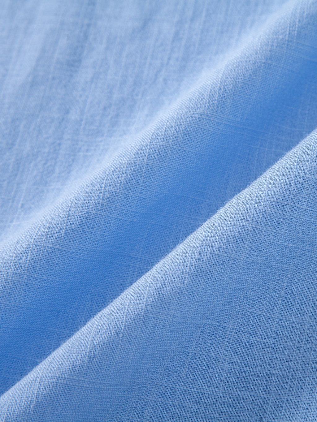 Camisa de manga corta con botones y efecto lino, y pantalones rectos con textura arrugada
