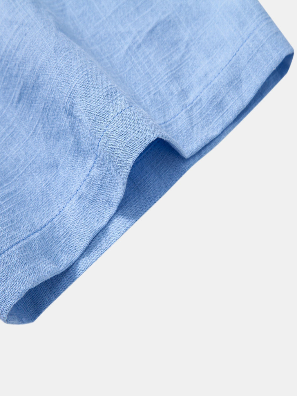 Camisa de manga corta con botones y efecto lino, y pantalones rectos con textura arrugada